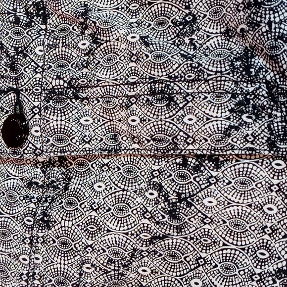 Bandolino Size 14 White and Black Design Shorts - Picture 3 of 5